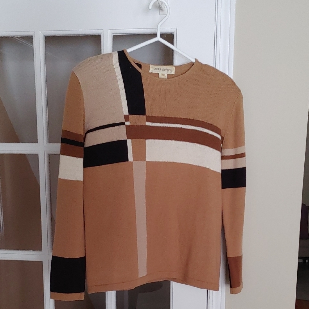Jones New York Tan and Black Crew Neck Sweater with Striking Color Block Design